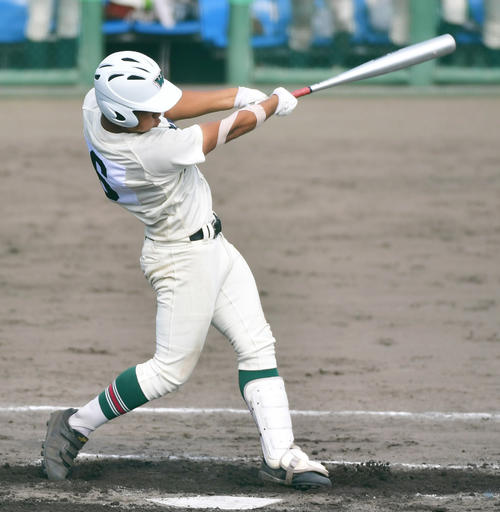 日高中津対市和歌山　7回裏市和歌山1死一、三塁、左越えの逆転3点本塁打を放つ緒方（撮影・清水貴仁）