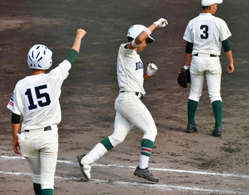 日高中津対市和歌山　7回裏市和歌山1死一、三塁、左越えの逆転3点本塁打を放つ緒方（撮影・清水貴仁）