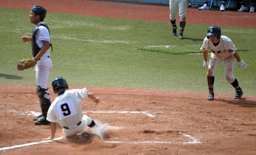 村田対仙台三　6回裏仙台三1死一、二塁、4点目の生還を果たす伊藤（背番号9）とこの日3安打3打点の桜田大（右）