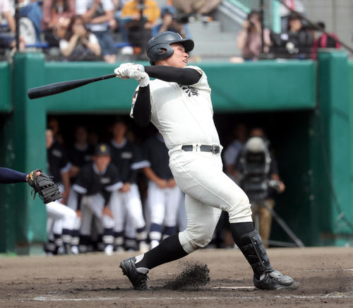 駒大苫小牧対札幌大谷　3回裏駒大苫小牧2死一塁、竹中は中前打を放つ（撮影・佐藤翔太）