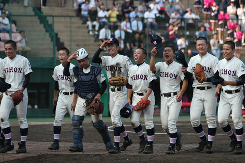勝利し笑顔の日大鶴ヶ丘ナイン（撮影・佐田亮輔）