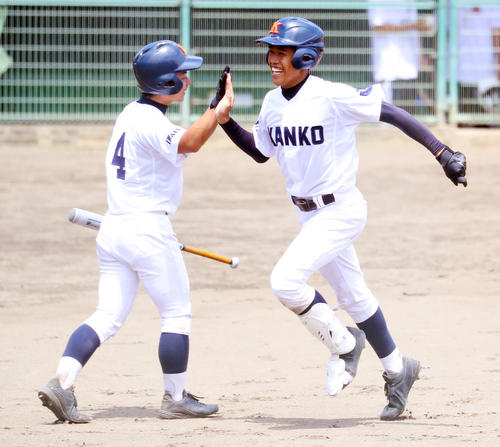 2回表一関一2死、左越え本塁打を放ち菅原晃（左）と笑顔でハイタッチする岩渕匠（撮影・河野匠）