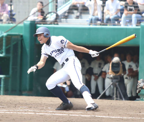 延長10回裏札幌第一1死一、二塁、左翼線にサヨナラ打を放つ大宮（撮影・西塚祐司）