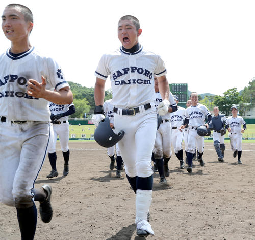 札幌第一対北星学園大付　サヨナラ打を放ち吠えながら引き揚げる札幌第一大宮（中央）（撮影・佐藤翔太）