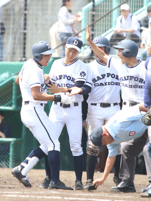 延長10回裏札幌第一1死一、二塁、サヨナラ打を放ち仲間に迎えられる大宮（左端）（撮影・西塚祐司）