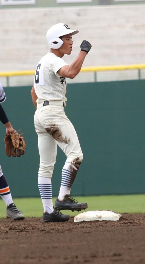 宇都宮工対栃木工3回表宇都宮工1死二塁、宇都宮工・宇賀神は先制適時二塁打を放ちガッツポーズ（撮影・佐藤勝亮）