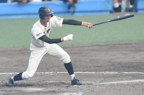 大曲対能代　4回裏能代2死満塁、2点適時打を放つ佐藤洵（撮影・山田愛斗）