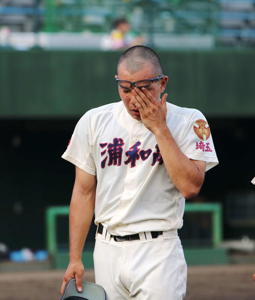 試合に負け涙を流す浦和・南原（撮影・佐藤成）