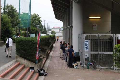 大船渡対一戸　早朝5時すぎには行列が増え始めた花巻球場（撮影・金子真仁）