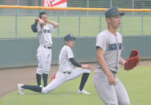 一戸対大船渡　試合前のウオーミングアップを行う大船渡・佐々木（中央）（撮影・河野匠）