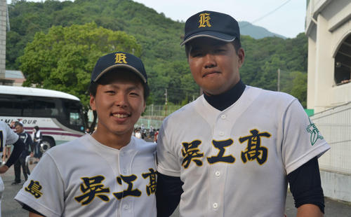 小中高と12年間をともにしてきた呉工バッテリーの三浦征良捕手（左）と竹内友基投手（撮影・望月千草）