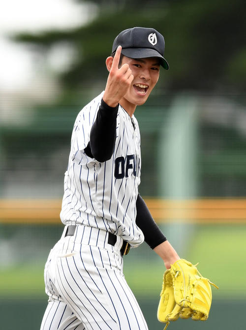 大船渡対一戸　4回表一戸2死二塁、大沢を三振に仕留め笑顔を見せる佐々木（撮影・横山健太）