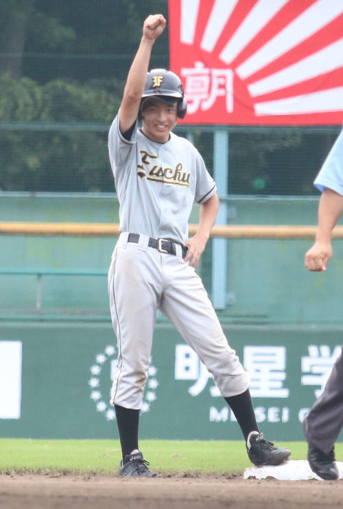府中対府中西　2回表府中2死満塁、左越えに勝ち越し3点適時打を放ちガッツポーズをする小野村（撮影・飯岡大暉）