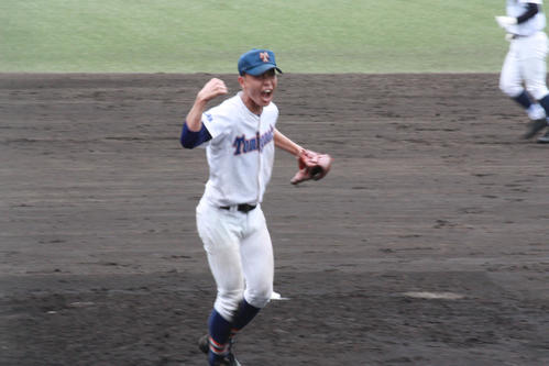 登美ケ丘対高取国際　7回表2死満塁、ピンチを三振できりぬける登美ケ丘・西　（撮影・山崎健太