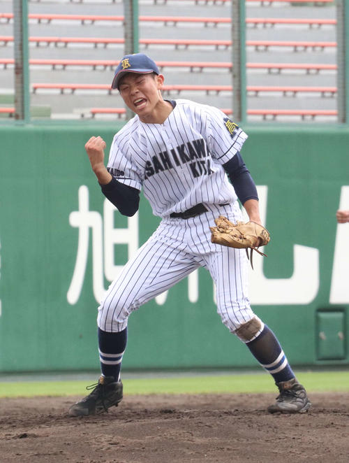旭川北対旭川大高　2回、満塁にピンチを切り抜けガッツポーズする旭川北先発の伊東（撮影・浅水友輝）