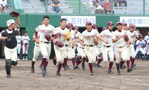 旭川北対旭川大高　2年連続で決勝進出を決め、一塁側スタンドにあいさつに向かう旭川大高ナイン（撮影・浅水友輝）