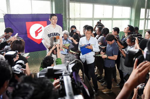 一戸対大船渡　試合を終え、取材に応じる大船渡・佐々木（撮影・横山健太）