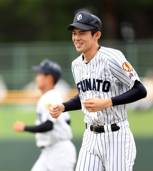 一戸対大船渡　一戸に6回コールドで勝利し、笑顔であいさつへ向かう大船渡・佐々木（撮影・横山健太）