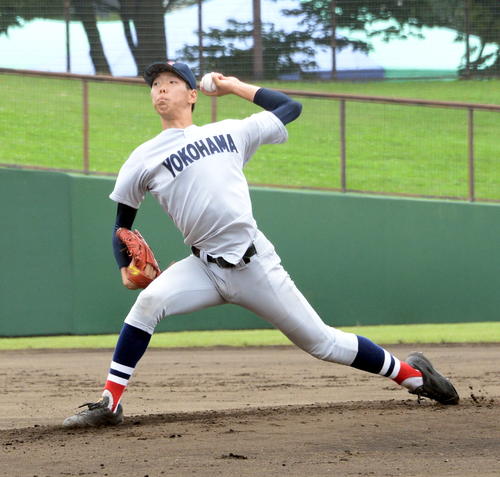 横浜対法政二　力投する横浜先発の松本（撮影・鈴木正章）