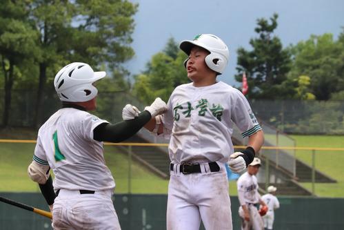富士学苑対日川　延長10回表富士学苑2死、右越えに本塁打した渡辺（右）は次打者の小林と喜び合う（撮影・玉置肇）