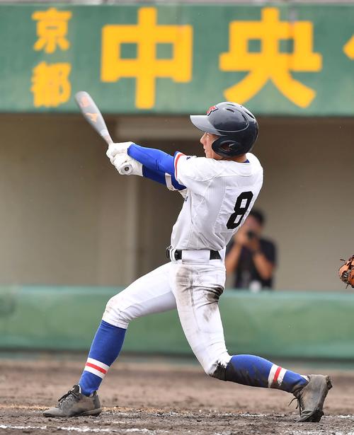 乙訓対福知山成美　10回裏福知山成美1死二塁、左中間へサヨナラ二塁打を放つ神内秦（撮影・上田博志）