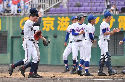乙訓対福知山成美　10回裏、福知山成美にサヨナラ負けし涙を流しながら整列に並ぶ乙訓エース林翔大（左）