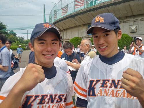 相模原対湘南学院　快勝した相模原の主軸コンビ。左から風間龍斗捕手、中野夏生内野手