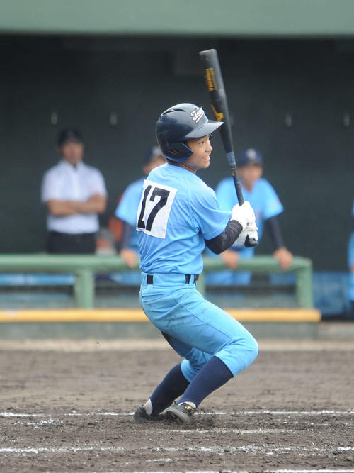 東明館対北陵　東明館9回1死満塁から大場陸内野手が決勝の2点適時中前打を放つ（撮影・浦田由紀夫）