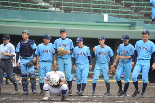 初の4強を決めた東明館ナインが整列するなか、北陵最後の打者で三振に倒れた勝野貴翔内野手は立ち上がれなかった（撮影・浦田由紀夫）