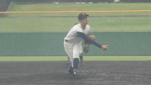 激しい雨の中、伊那弥生ケ丘の2番手富永悠斗投手は極端にクロスステップする変則フォームで小諸商打線を6回無失点に抑えた（撮影・井上真）