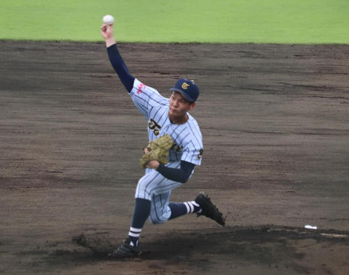 北杜対東海大甲府　力投する東海大甲府・鈴木（撮影・玉置肇）