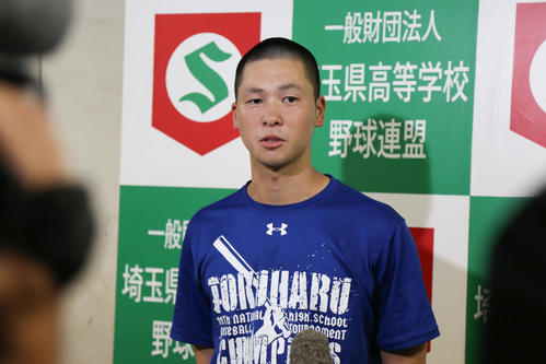 試合後、イ取材を受ける花咲徳栄・中津原（撮影・佐田亮輔）