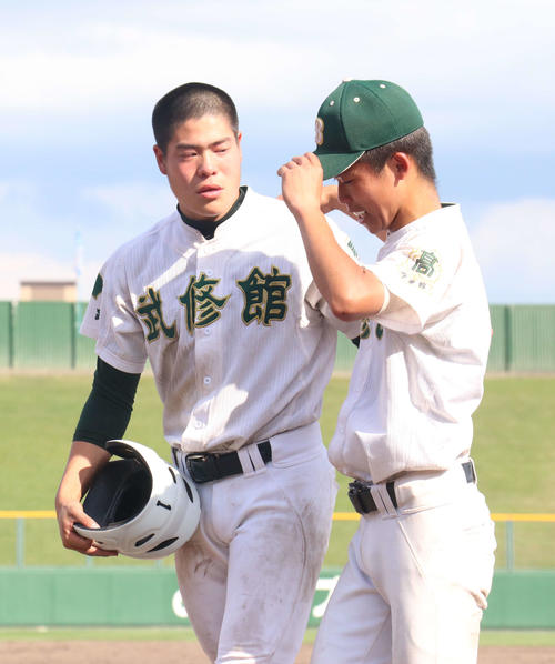 クラーク対武修館　4年ぶりの決勝進出を逃し、仲間の肩を支えながら引き上げる武修館・千葉（左）（撮影・浅水友輝）