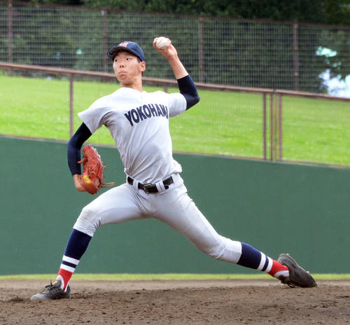 横浜対法政二　力投する横浜先発の松本（撮影・鈴木正章）