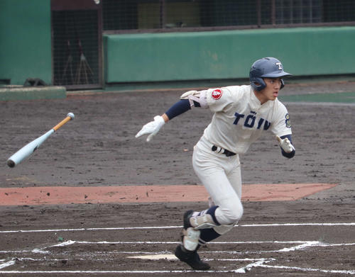 12日、横浜立野戦の7回表無死、内野安打を放つ桐蔭学園・森敬斗
