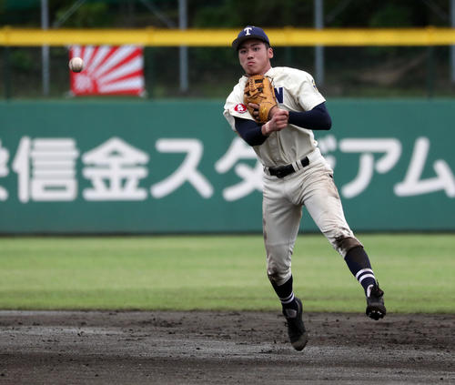14日、菅戦で一塁へ送球する桐蔭学園・森敬斗