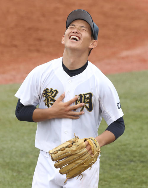 泉対古川黎明　完投勝利を挙げほっとした表情で喜ぶ古川黎明・青木（撮影・野上伸悟）