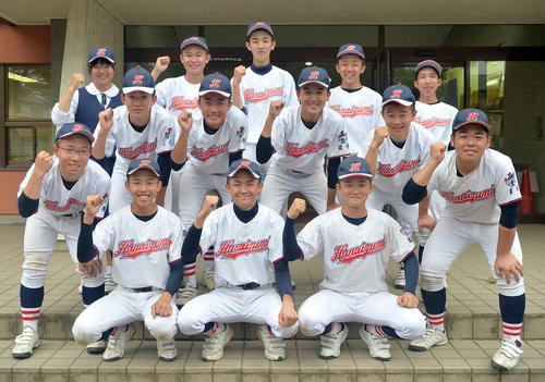 大東対花泉　11年ぶりの16強入りを決めた花泉の選手たち（撮影・鎌田直秀）