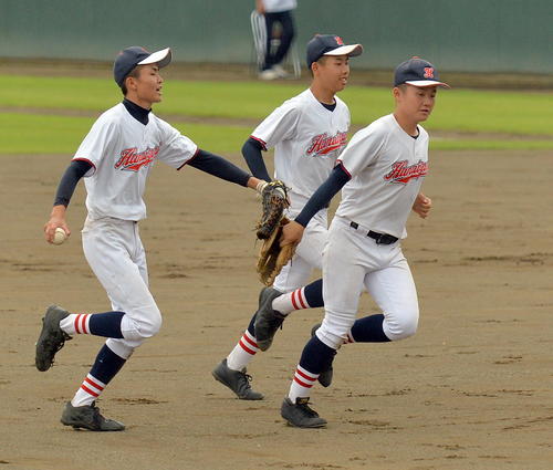 大東対花泉　整列に向いながらタッチしあって勝利を喜ぶ花泉の3年生3選手。左から佐藤優、千葉有、千葉聖