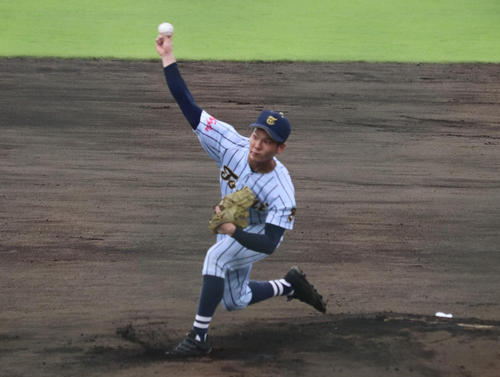 北杜対東海大甲府　力投する東海大甲府・鈴木（撮影・玉置肇）