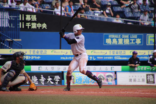 成田対佐原　2打打点の活躍を見せた成田・5番の古谷のバッティング（撮影・保坂淑子）