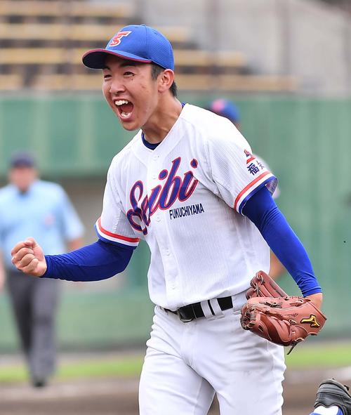 乙訓対福知山成美　10回表乙訓2死二塁、味田を三振にとり、ガッツポーズする福知山成美・小橋（撮影・上田博志）