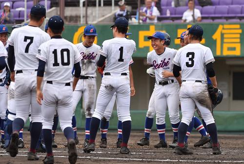 10回、サヨナラ勝利し笑顔を見せながら整列する福知山成美エース小橋（右から2人目）（撮影・上田博志）