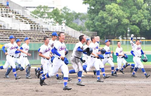 乙訓対福知山成美　サヨナラ勝ちし笑顔で駆け出す福知山成美・小橋（中央）ら（撮影・上田博志）