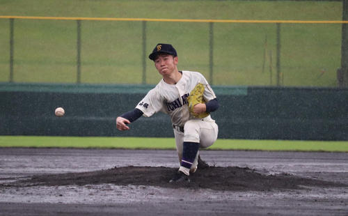都留対市川　ぬかるんだマウンドで投球する市川・村松（撮影・玉置肇）