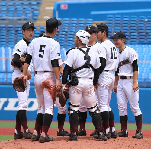 紅葉川対東京　7回裏1死二塁でマウンドに集まり、笑顔を見せる内野陣（撮影・加藤理沙）