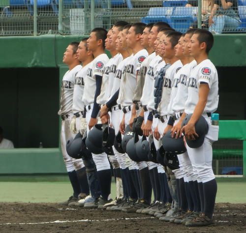 関西対倉敷天城　初戦を突破し校歌を歌う関西ナイン（撮影・磯綾乃）