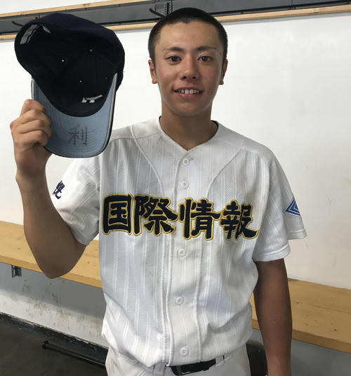 「利」と文字を書いた帽子を手に笑顔を見せる札幌国際情報の須田（撮影・山崎純一）