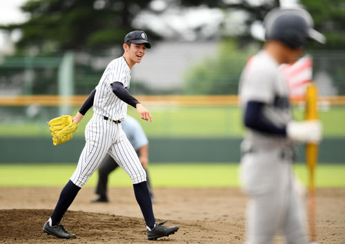 一戸対大船渡　4回表一戸2死二塁、大沢を三振に仕留め笑顔を見せる佐々木（撮影・横山健太）