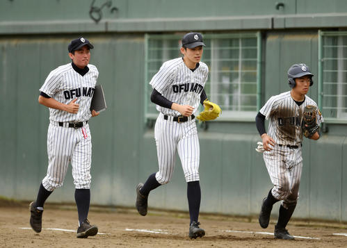 一戸対大船渡　試合を終え引き揚げる、左から大船渡・国保監督、佐々木、及川恵（撮影・横山健太）